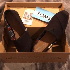 All black canvas Toms